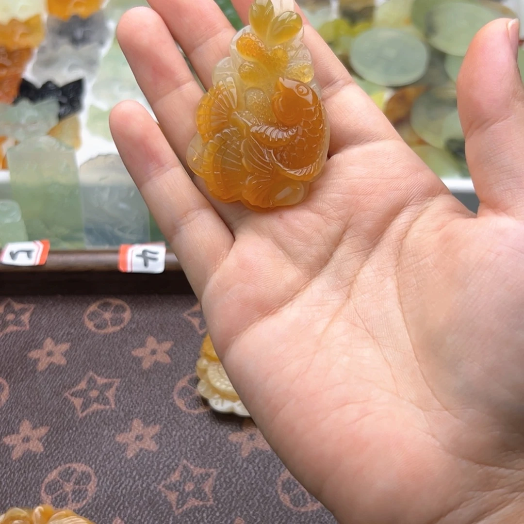 下***敌蛇纹石玉合金颈饰锦鲤