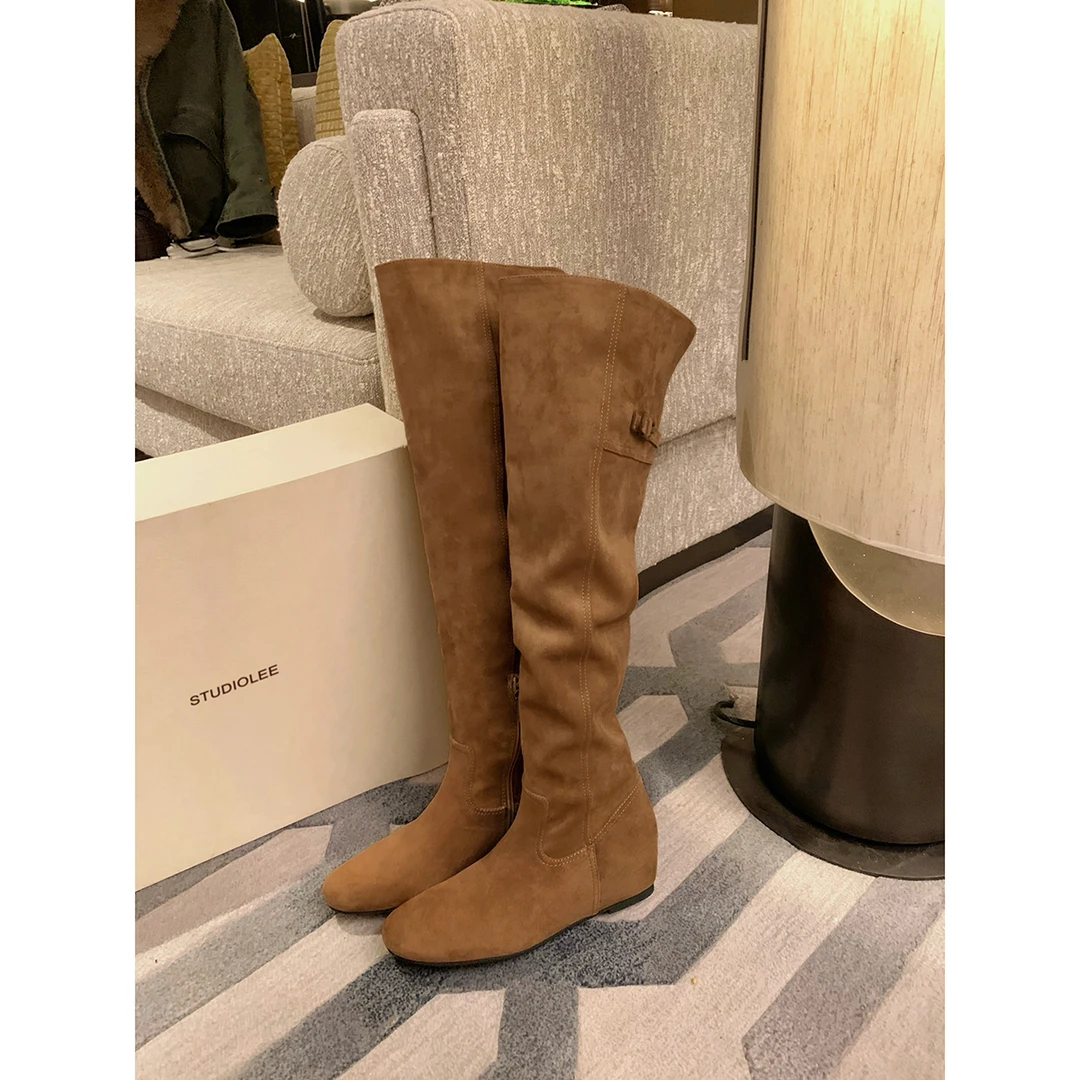 葡萄妈studiolee 3cm内增高~ 尖圆头扣带美拉德风薄底过膝靴女