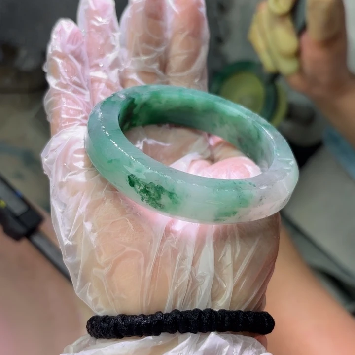 欣***7石英质玉（非洲翠）手镯未镶嵌定制
