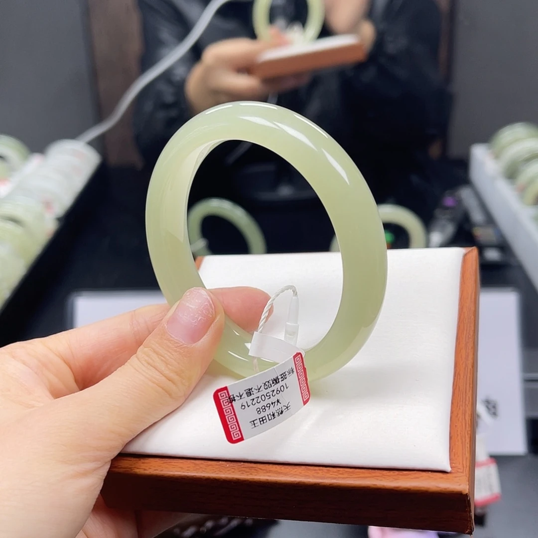 和田玉未镶嵌手镯