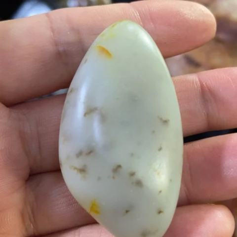 和田玉未镶嵌把件