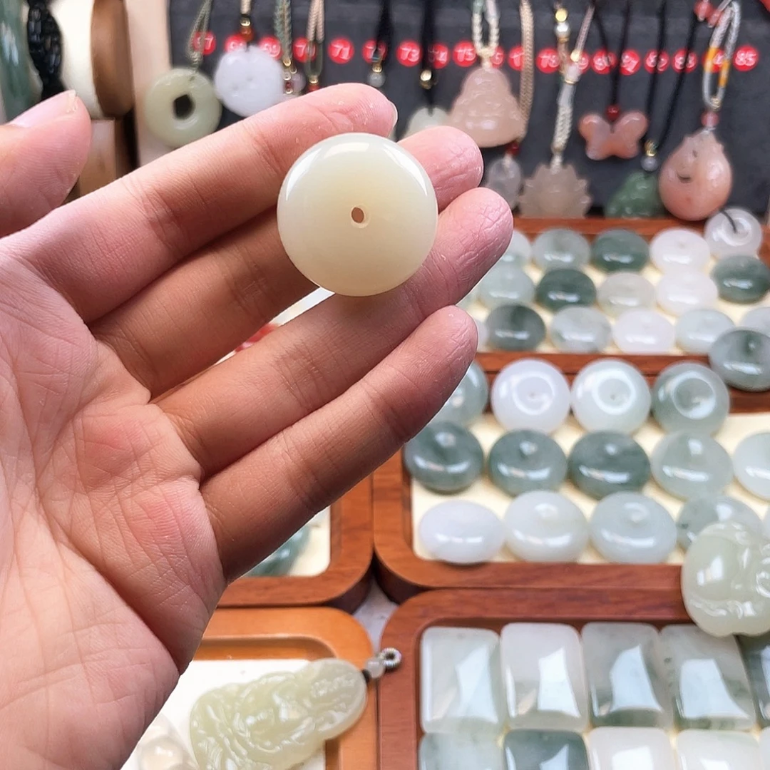 石英质玉未镶嵌颈饰