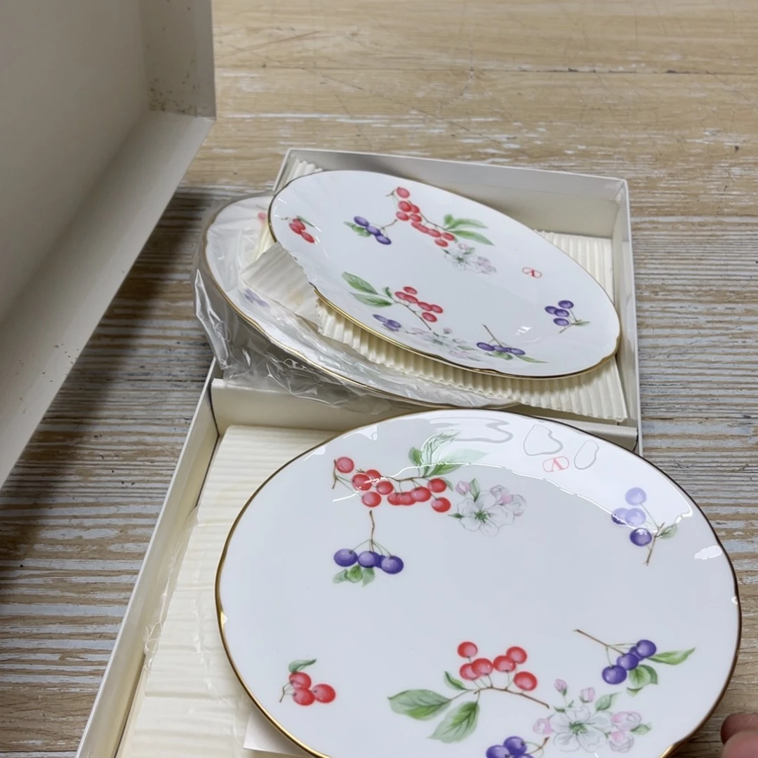 瓷片密密麻麻地排列着一个大
