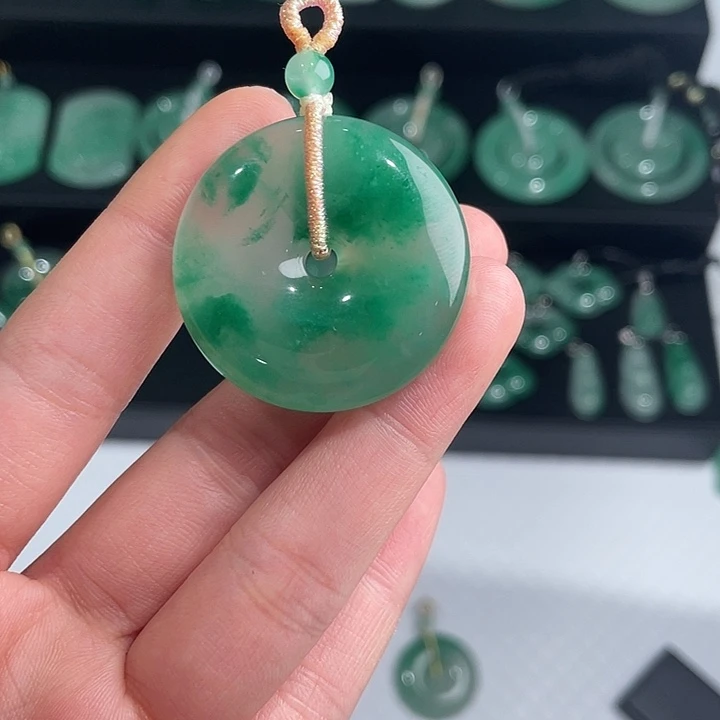 石英质玉（非洲翠）未镶嵌颈饰