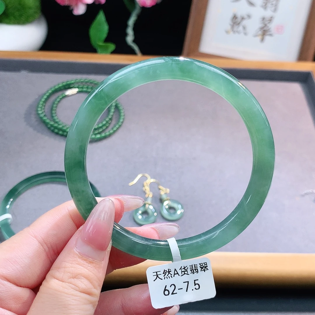 未镶嵌手镯（圆镯）翡翠