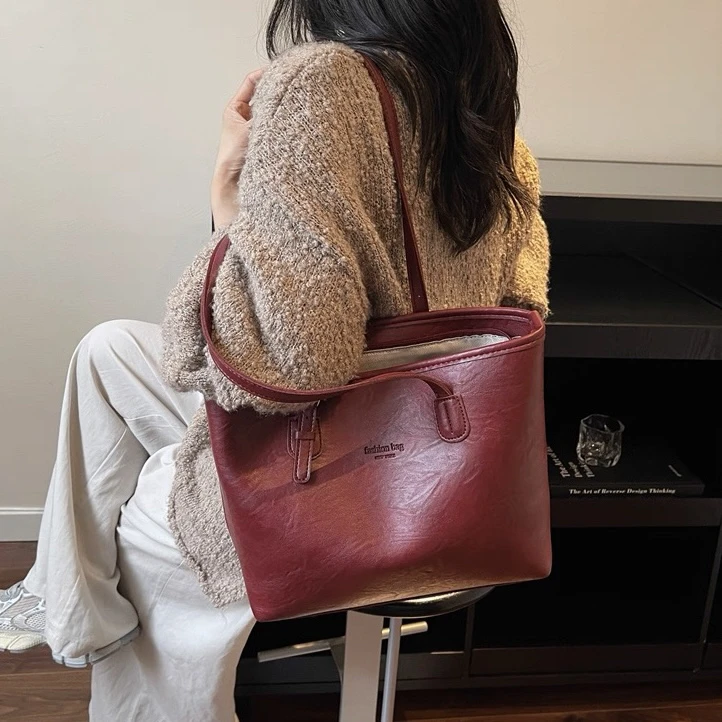 大容量红色女士结婚包包女2025新款高级感新娘包伴娘包单肩托特包