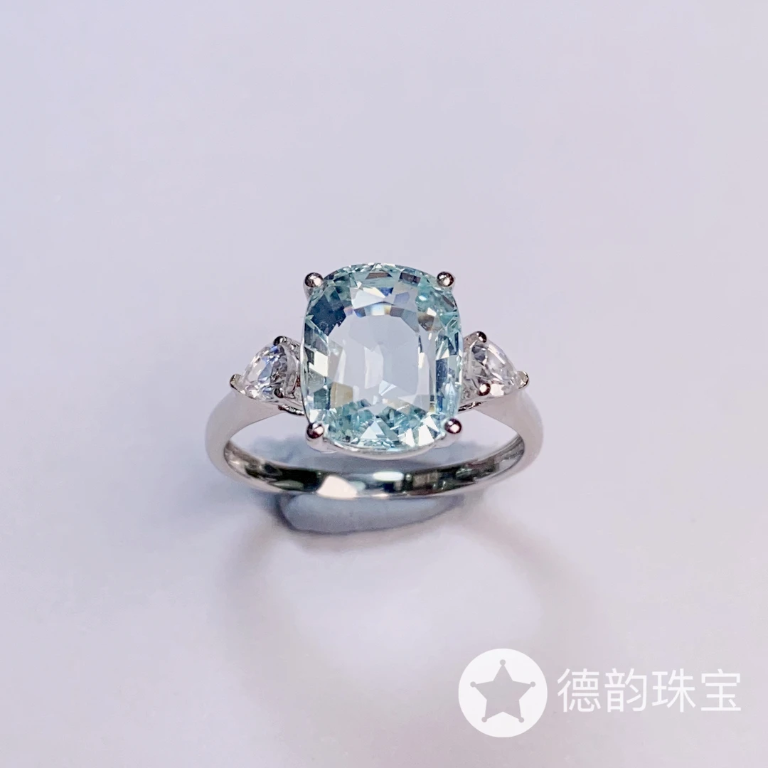 18K金镶嵌海蓝宝石戒指