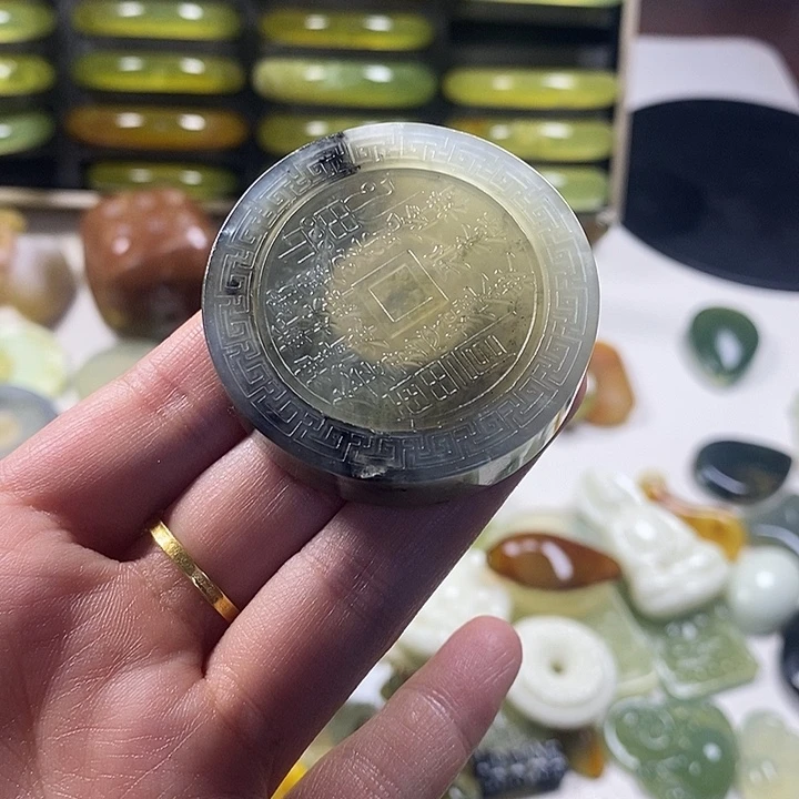 蛇纹石玉未镶嵌颈饰瑕