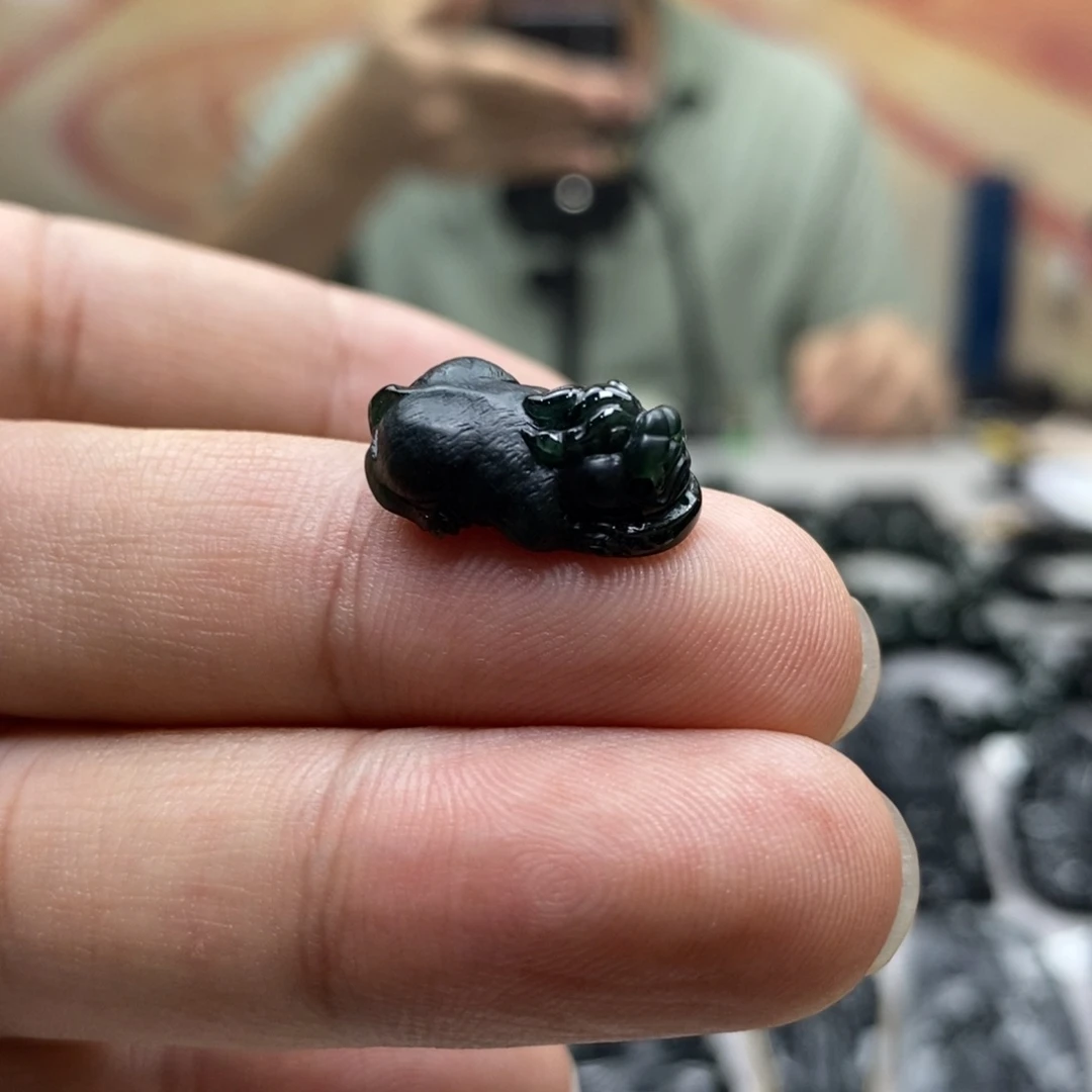 翡翠未镶嵌颈饰貔貅