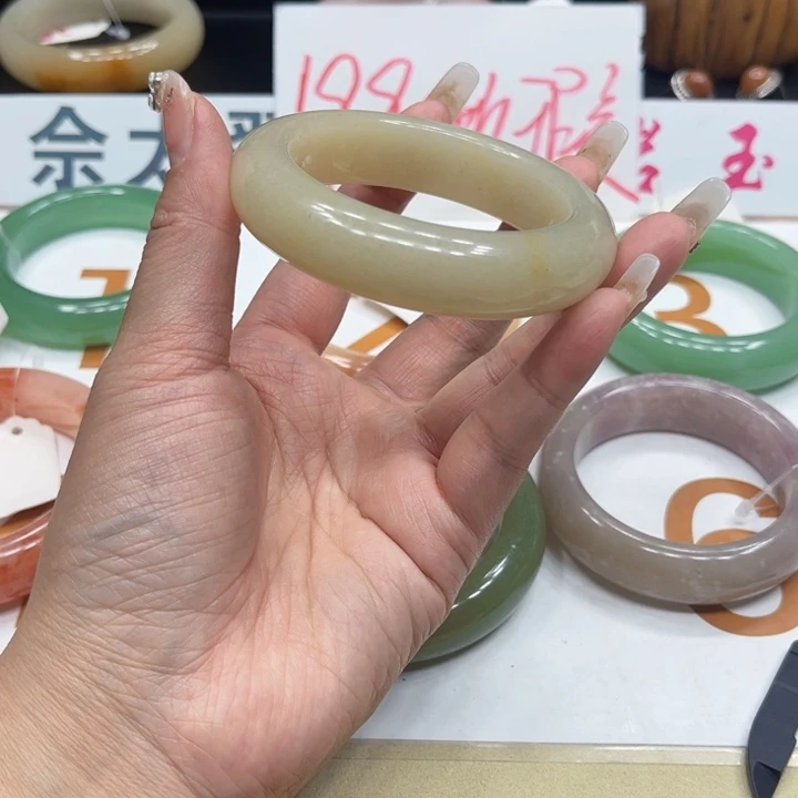 未镶嵌手镯石英质玉玉*