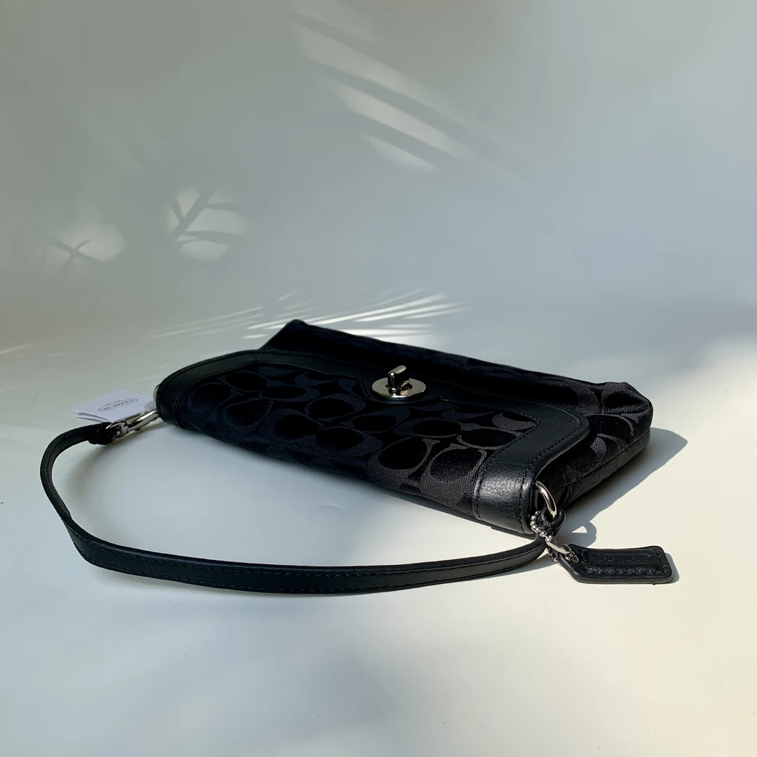 95新 COACH/蔻驰 经典时尚百搭复古黑色老花手提晚宴法棍包女士