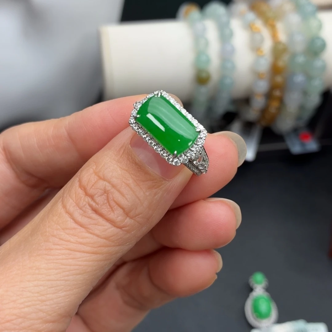 颈饰18K金镶嵌翡翠