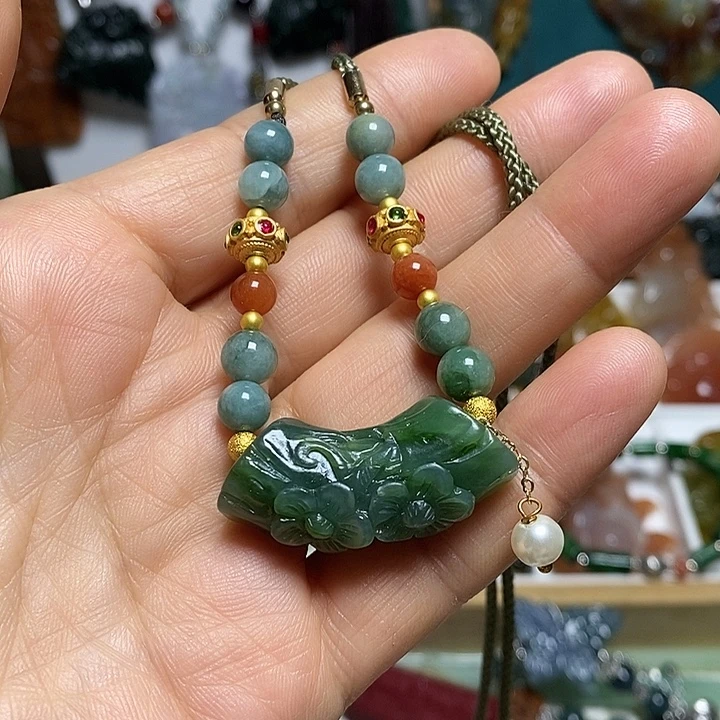 翡翠未镶嵌吊坠(赠链)
