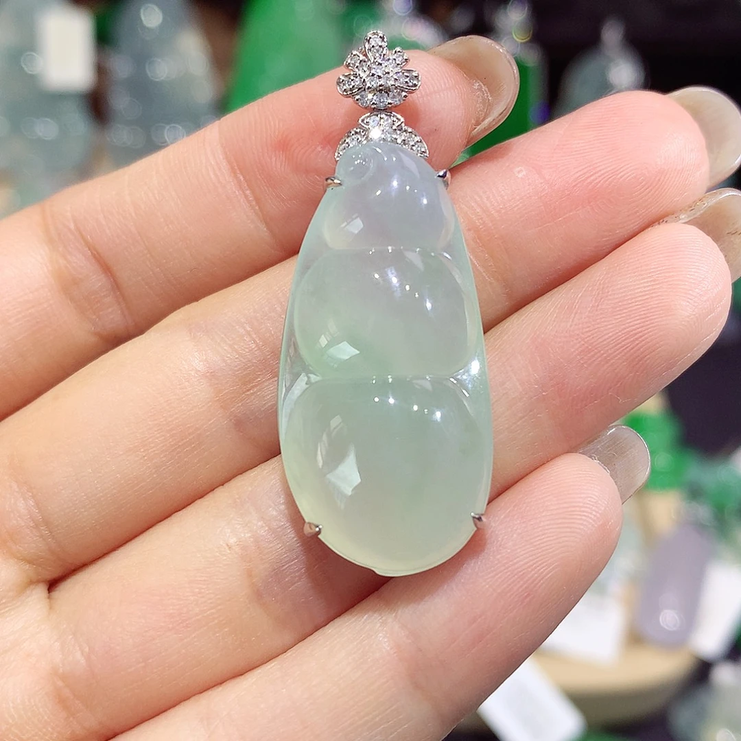 翡翠18K金镶嵌颈饰豆