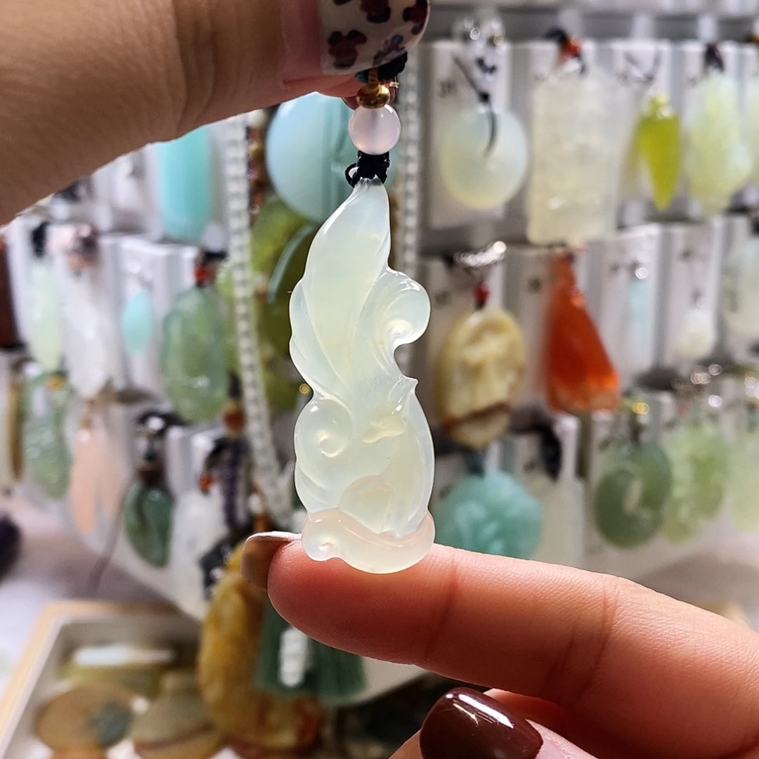 蛇纹石玉未镶嵌颈饰