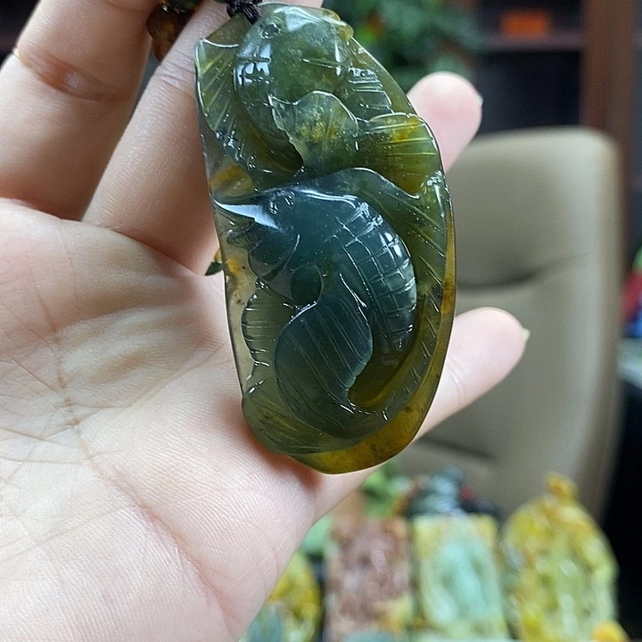 蛇纹石玉未镶嵌颈饰
