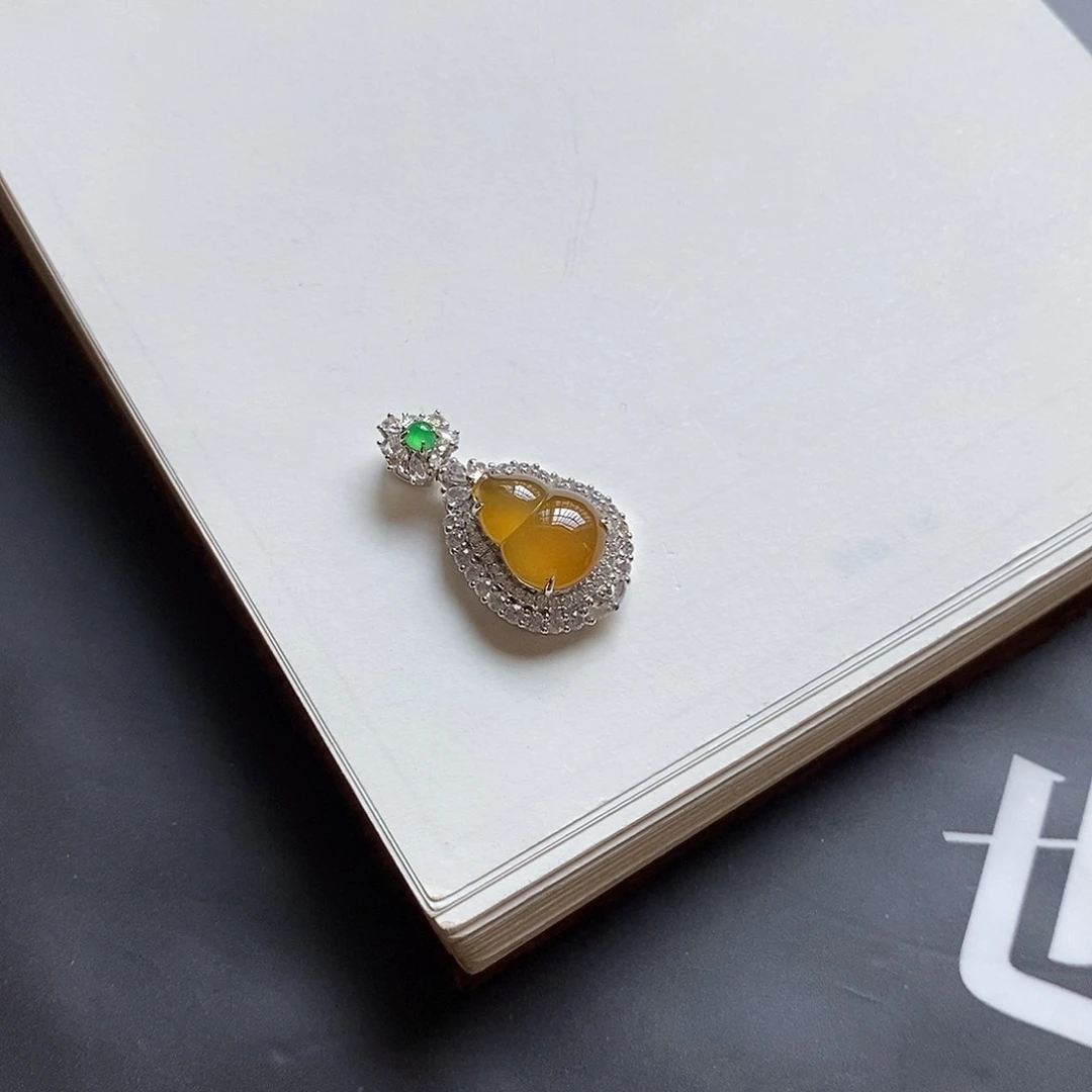 翡翠颈饰18K金镶嵌冰黄翡葫芦