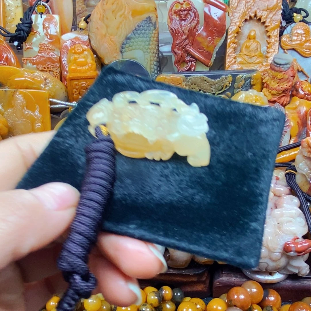 未镶嵌石英质玉（黄龙玉）颈饰