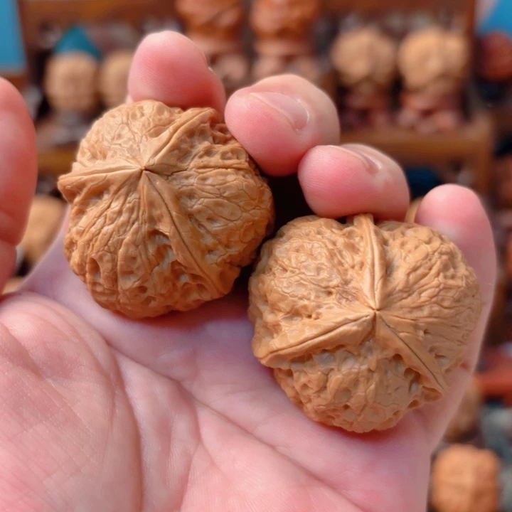 文玩核桃把件山*八宝平底