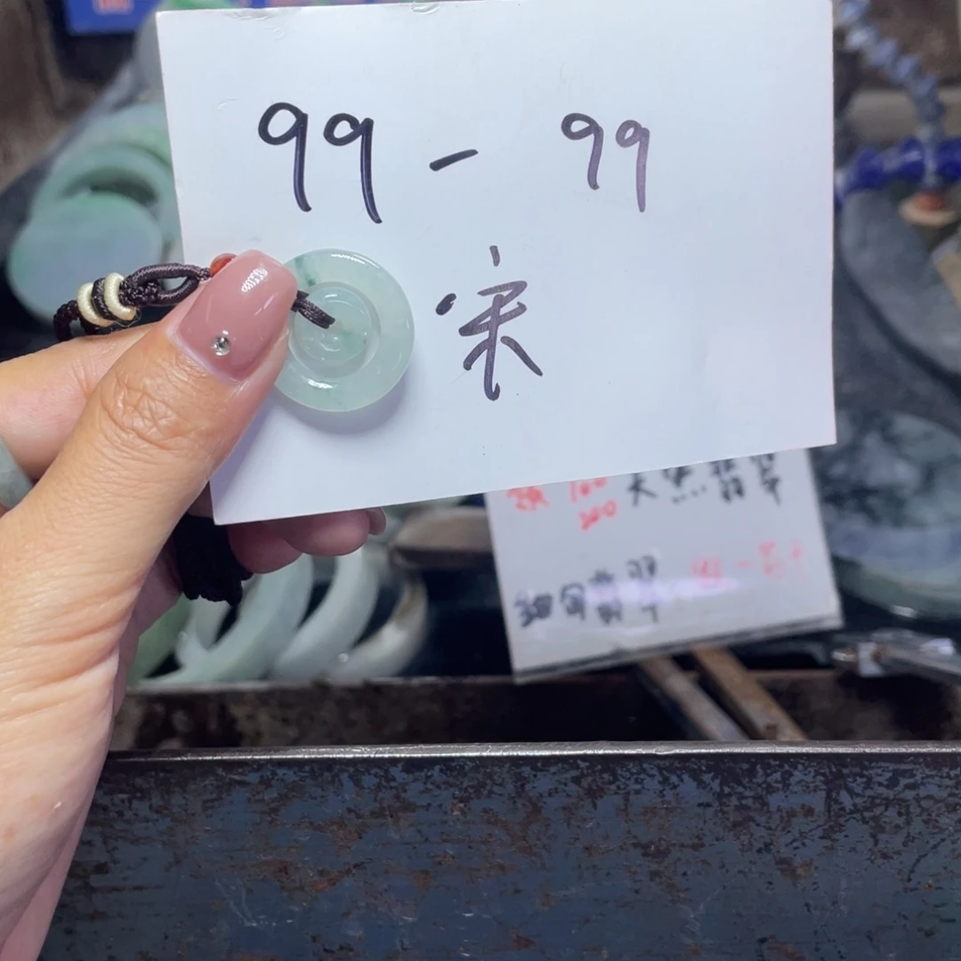翡翠未镶嵌颈饰多样性