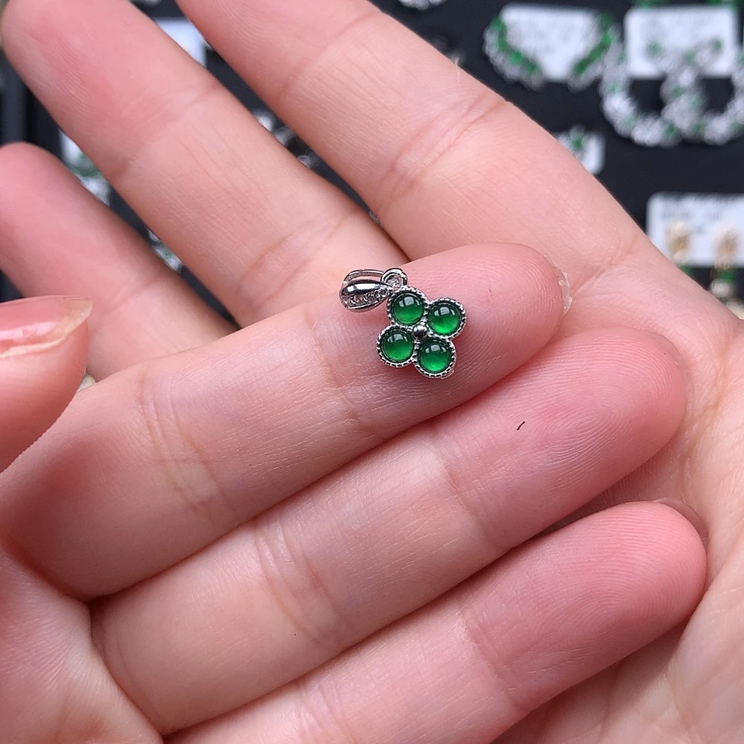 Z***7翡翠银S925镶嵌耳饰