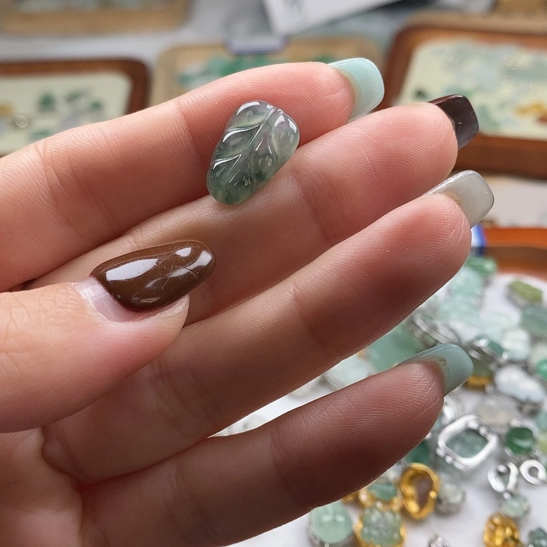 翡翠颈饰未镶嵌定叶子打孔