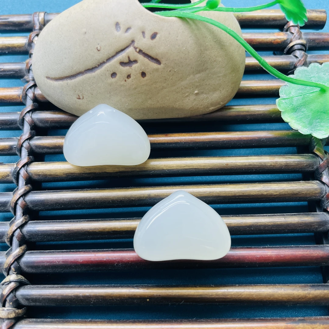 天然和田玉青海料暖白润白心形锁形平安牌女款锁骨吊坠多样性发一