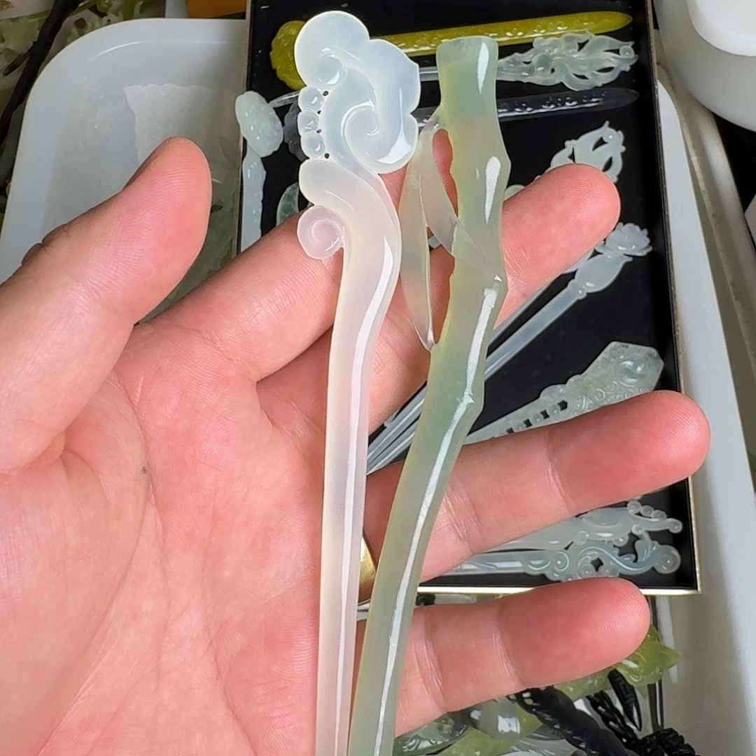 卞***群蛇纹石玉未镶嵌发饰