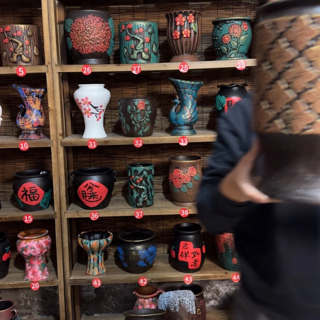 有孔红陶浮雕花盆炸炸炸