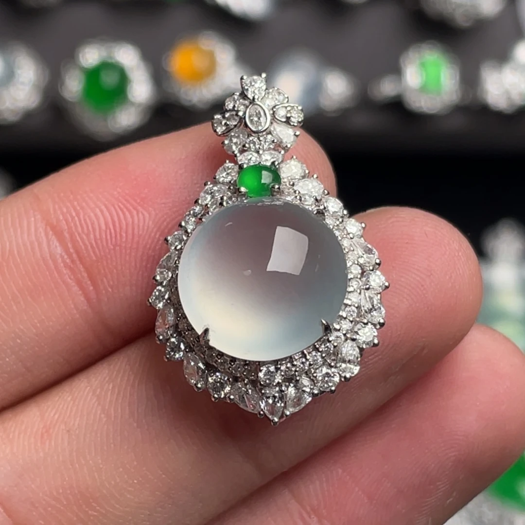 翡翠18K金镶嵌颈饰蛋面