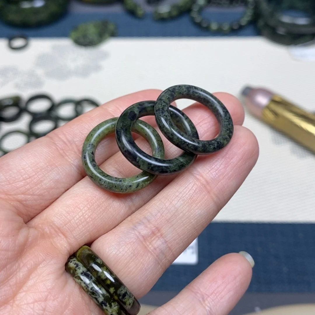 蛇纹石玉戒指未镶嵌髑****子三只