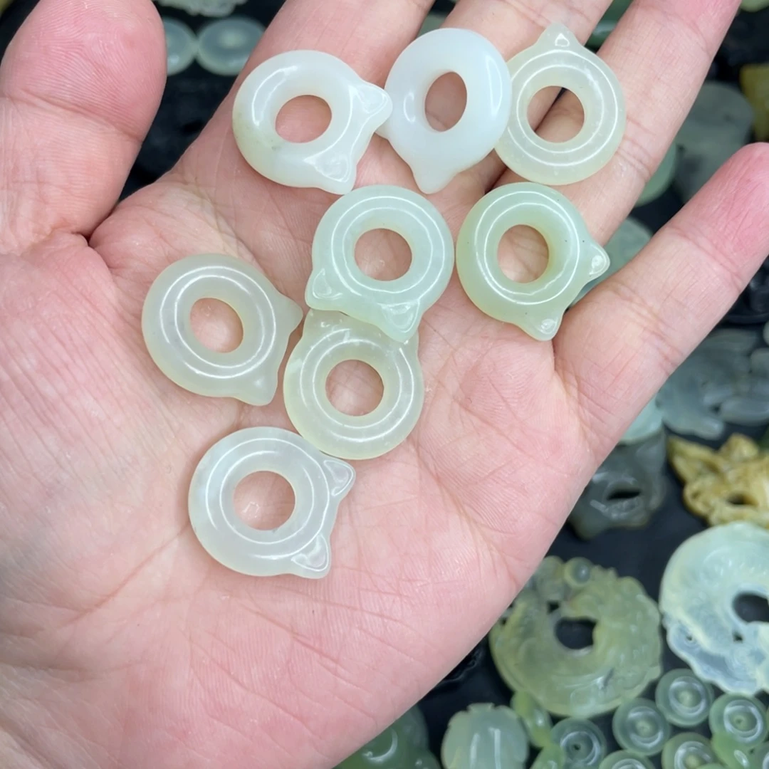 岫玉未镶嵌颈饰猫圈