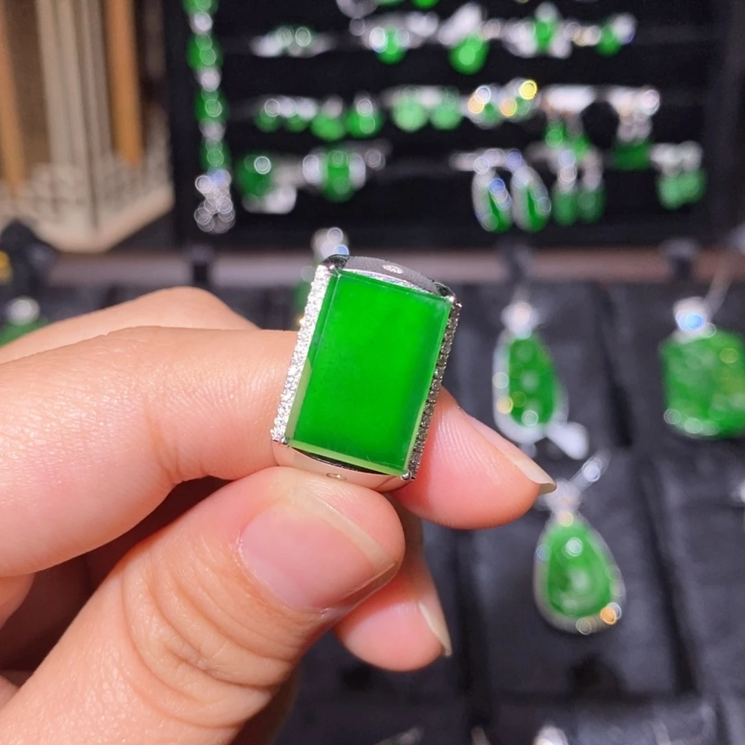 18K金镶嵌戒指翡翠天然翡翠