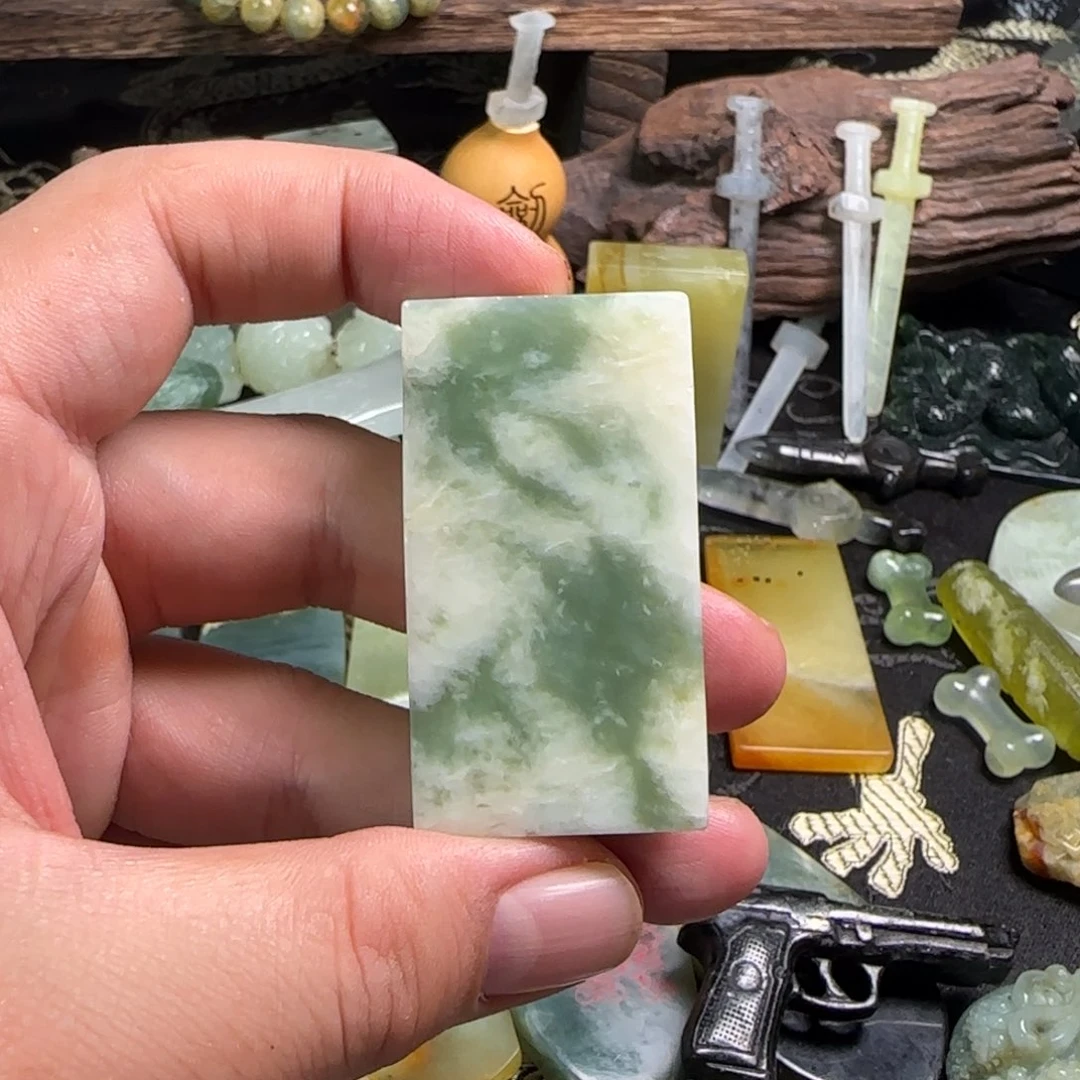 蛇纹石玉颈饰未镶嵌