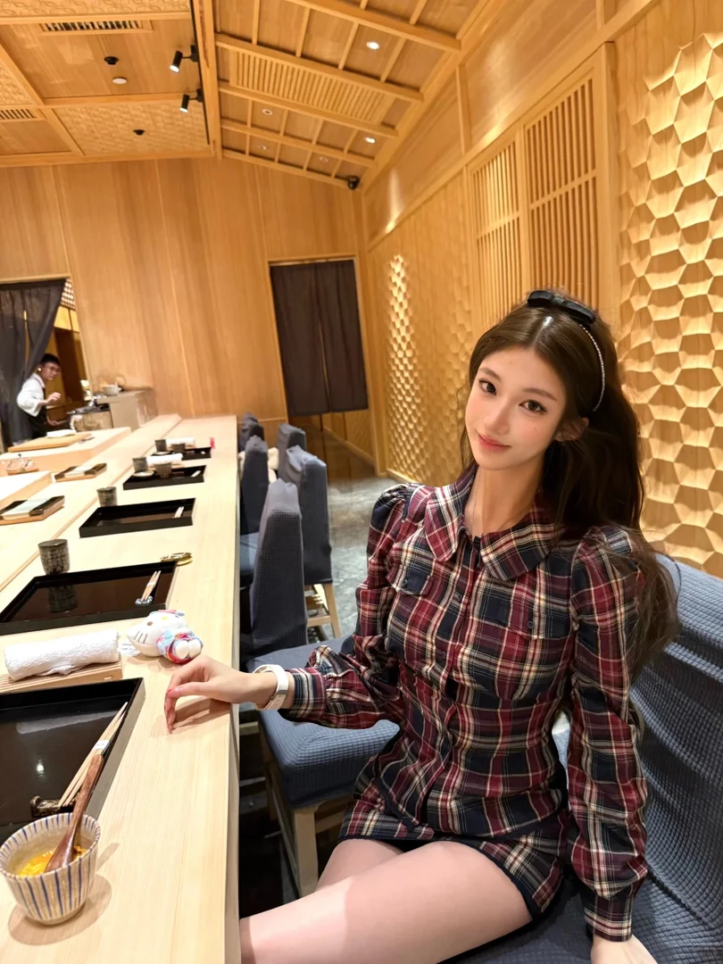 【德兰西小姐】英伦格纹复古收腰衬衫女2025秋冬新款显瘦包臀裙套装