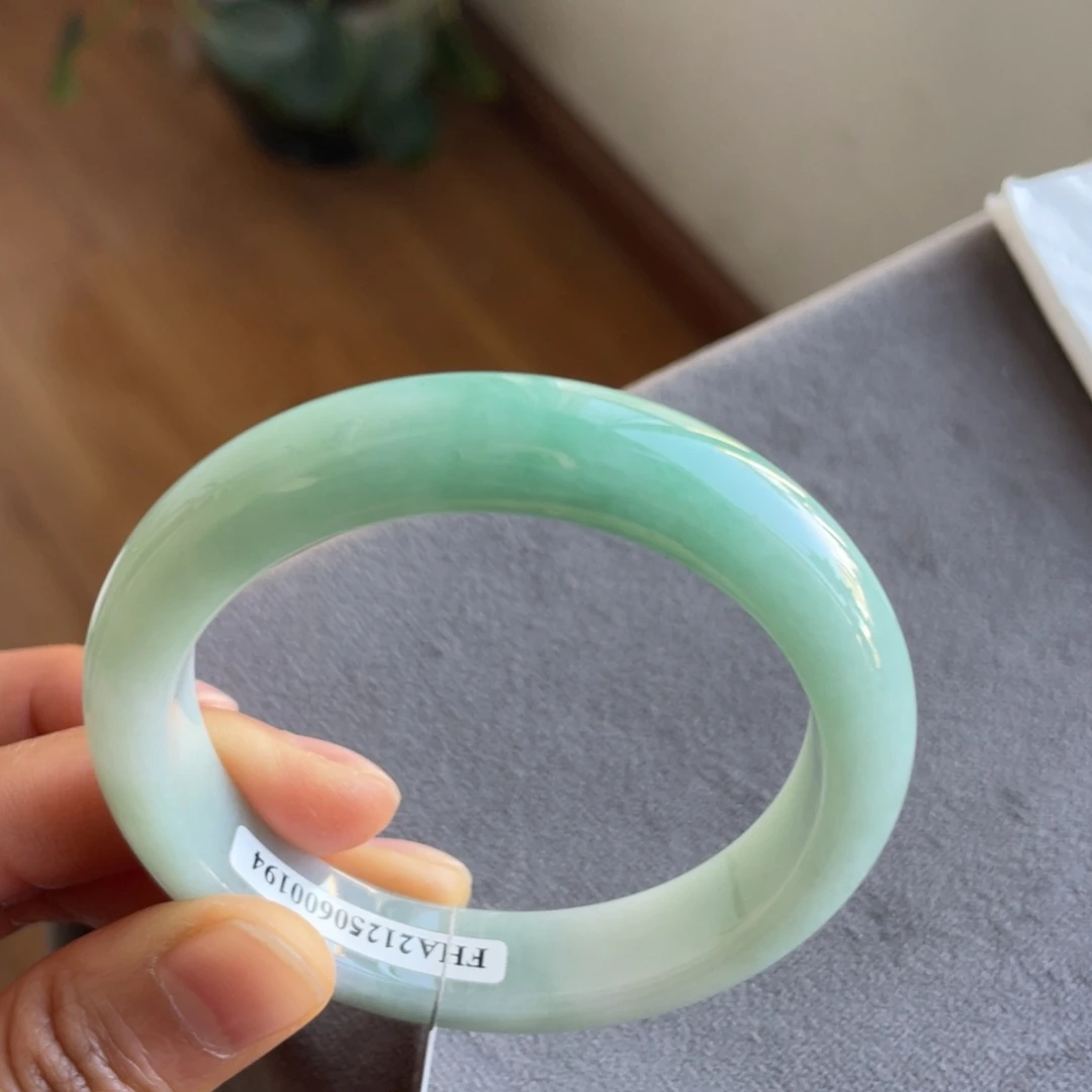 翡翠未镶嵌手镯色镯