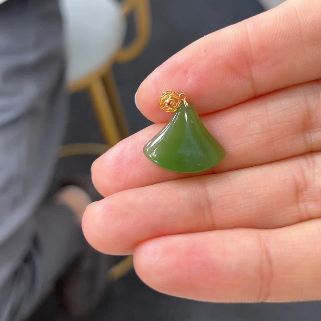 和田玉18K金镶嵌颈饰合****）