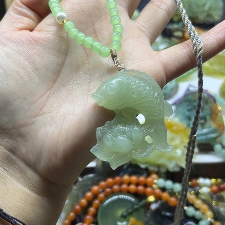 蛇纹石玉未镶嵌颈饰