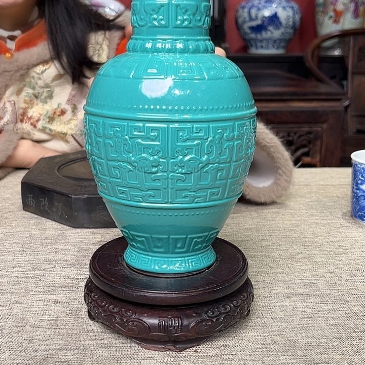 瓷瓶松石绿秞雕刻龙纹瓶