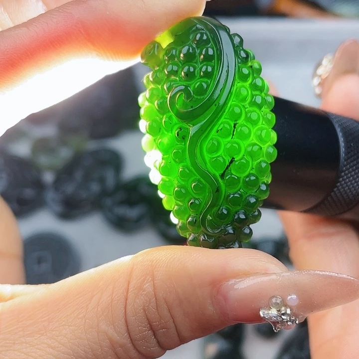 蛇纹石玉未镶嵌挂件泰山玉硕果累累