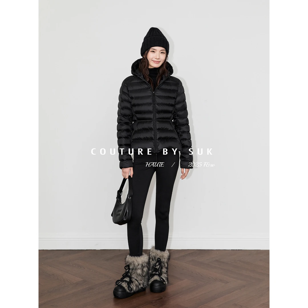 SUK【时尚先锋】90白鹅绒绗缝收腰显瘦保暖时尚连帽羽绒服女SK5829
