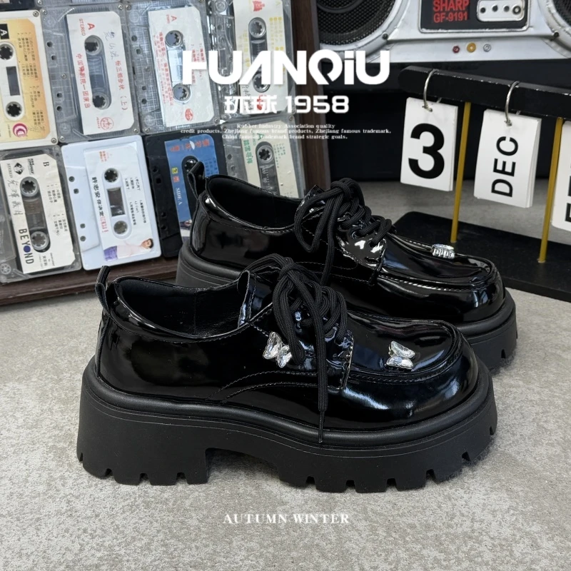 HUANQIU/环球蝴蝶装饰百搭亮面小皮鞋女鞋2025春季新款配裙子休闲