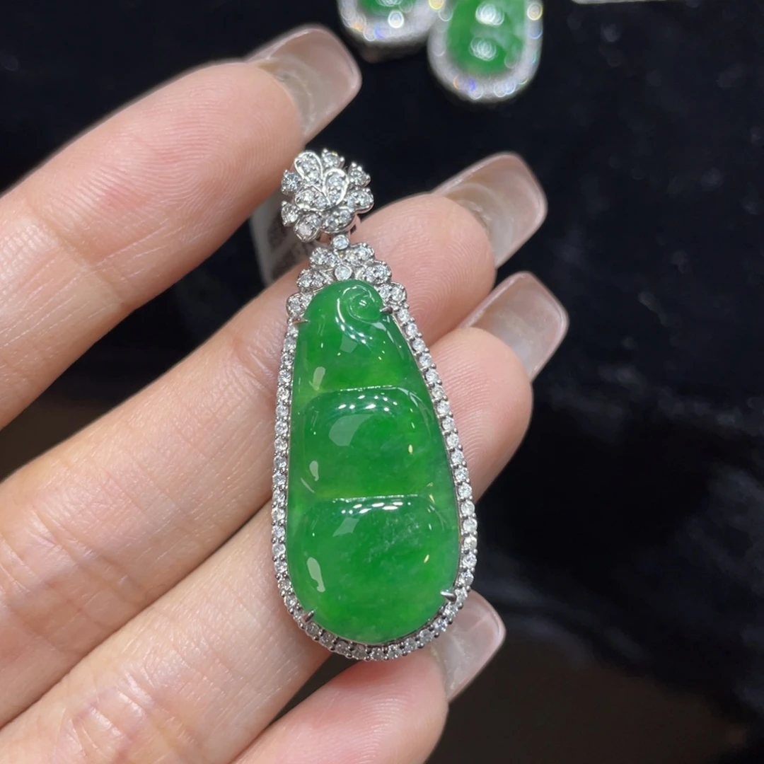 翡翠颈饰18K金镶嵌天然缅甸翡翠