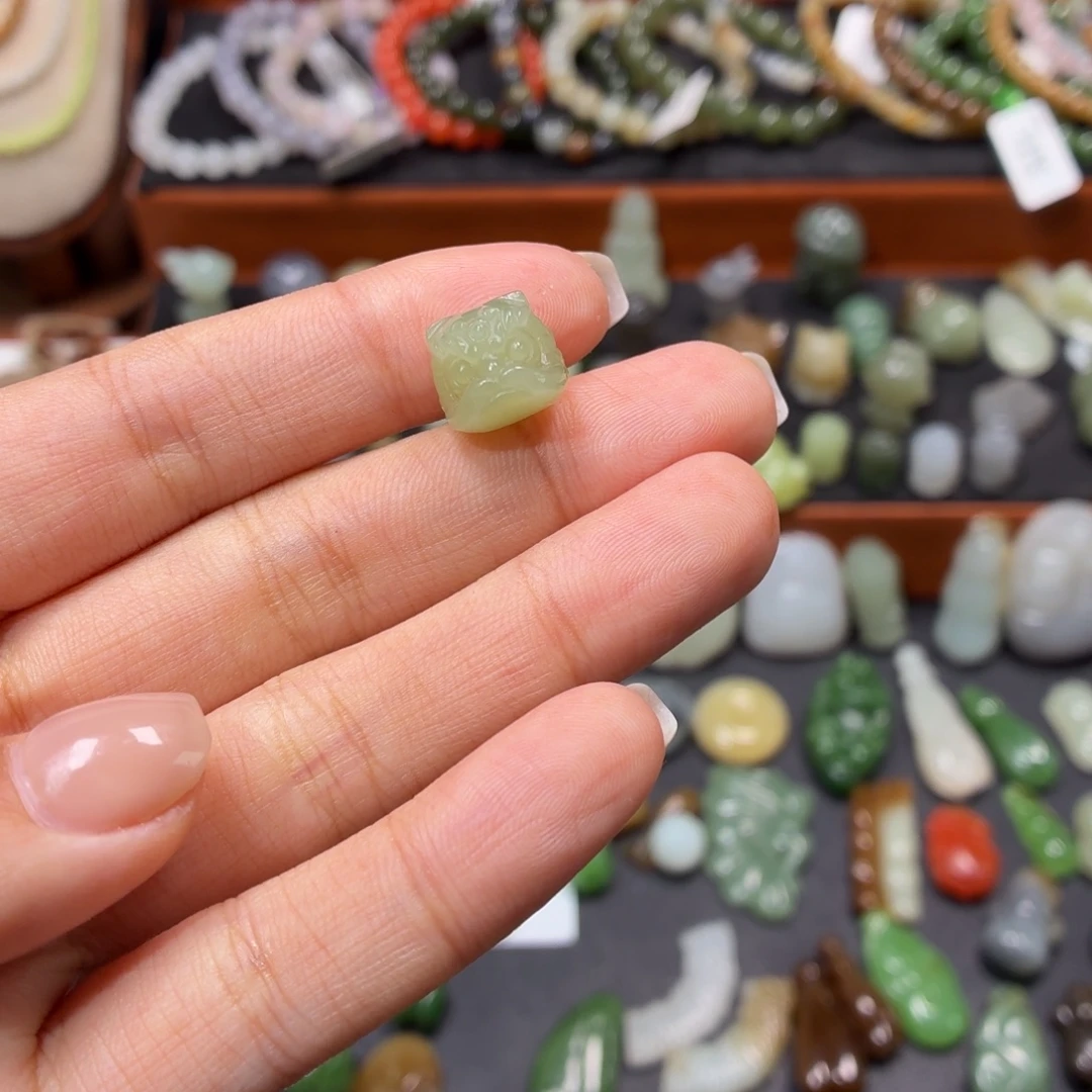 Z***康和田玉未镶嵌颈饰通孔不退不换