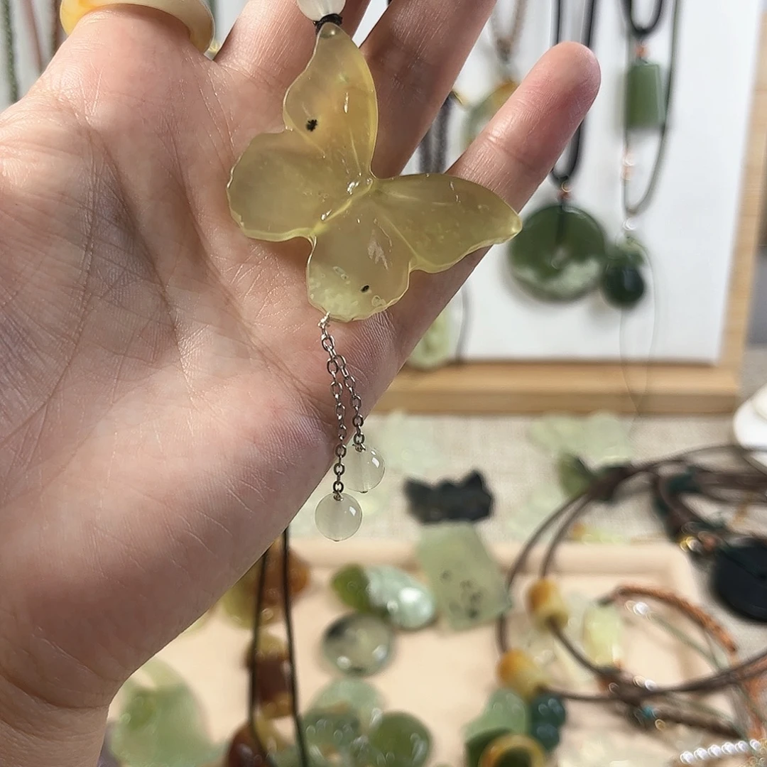 嘴***扬未镶嵌蛇纹石玉颈饰