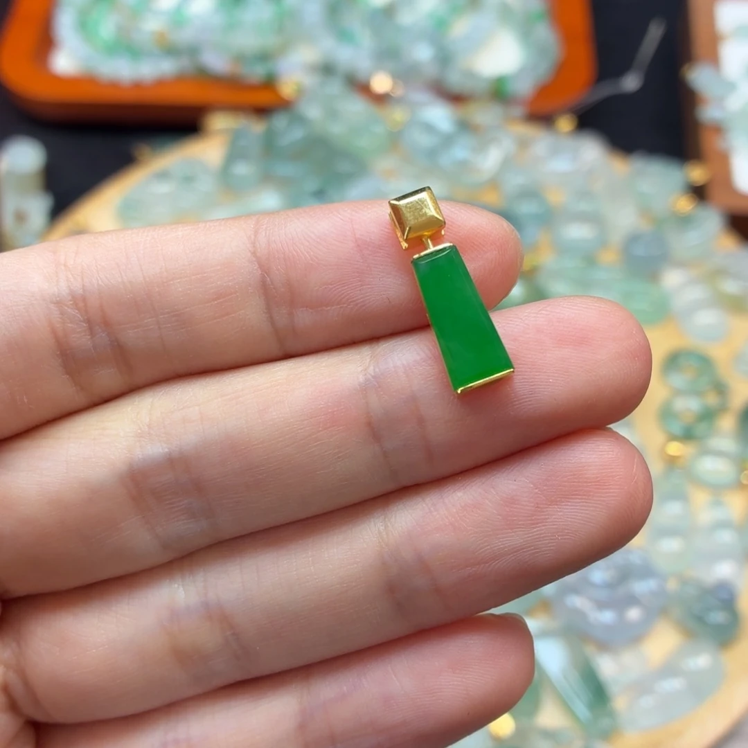 翡翠18K金镶嵌颈饰无事牌