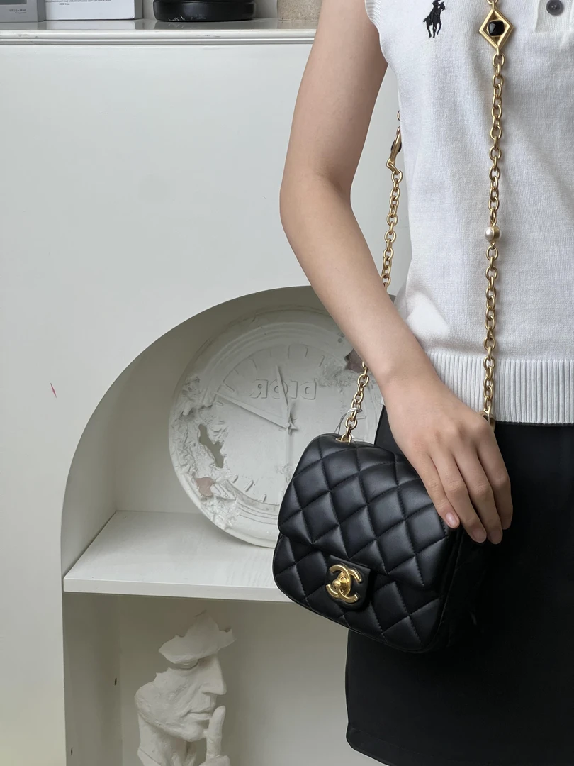 99新 Chanel/香奈儿 23s爱心琉璃珍珠链条方胖子黑金羊/99新/优选