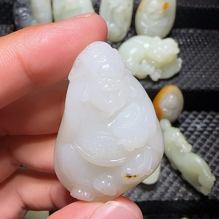 大***勇和田玉未镶嵌吊坠(不含链)