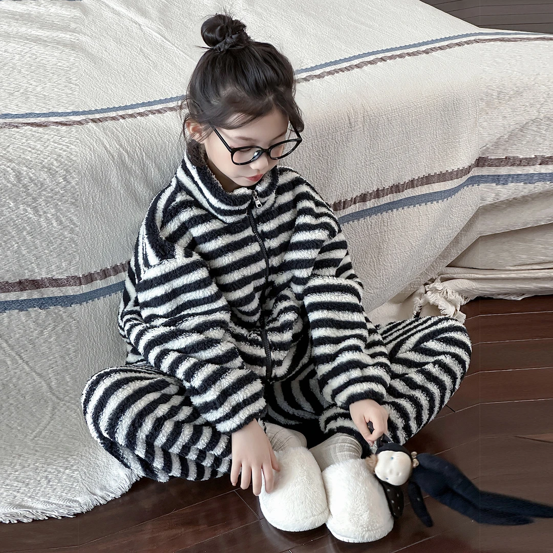 女童睡衣秋冬2025新款女孩法兰绒家居服冬季初中生珊瑚绒加绒套装