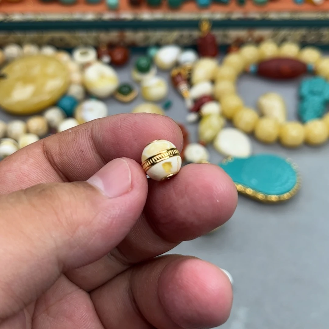 未镶嵌琥珀珠宝奇石18